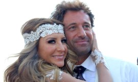 Gabriel Soto y Geraldine Bazán posan sonriente en evento de TelevisaUnivision.